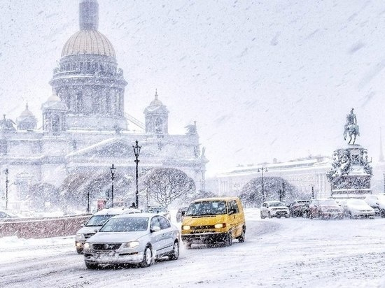 Sankt-Peterburqa güclü qar yağıb