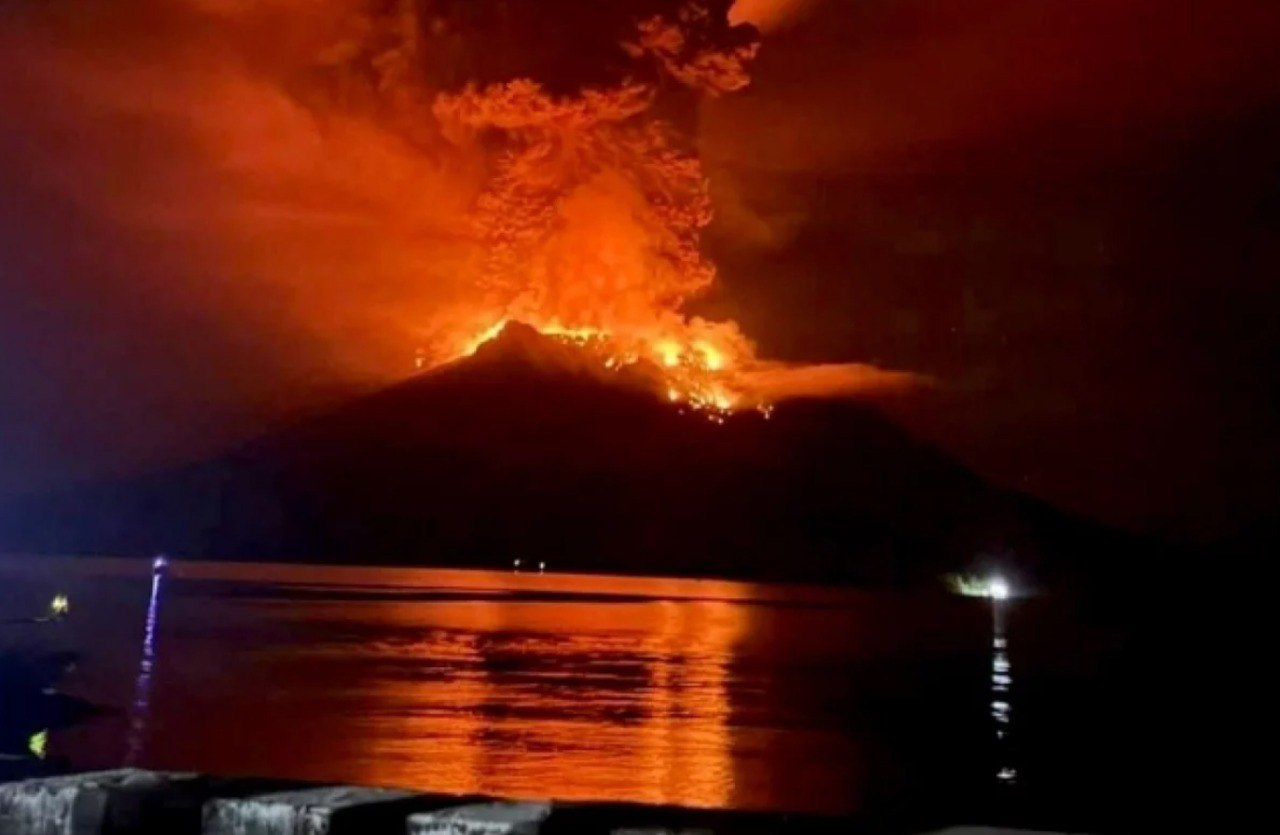 İndoneziyada Ruanq vulkanı yenə püskürdü, 19 km hündürlüyə tüstü qalxdı