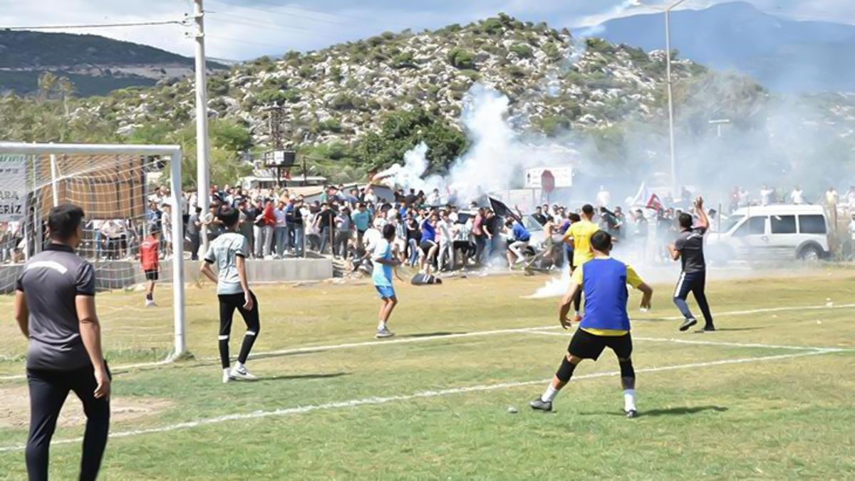 Futbol meydanı döyüş sahəsinə çevrildi, 3 nəfər ağır xəsarət alıb - VİDEO