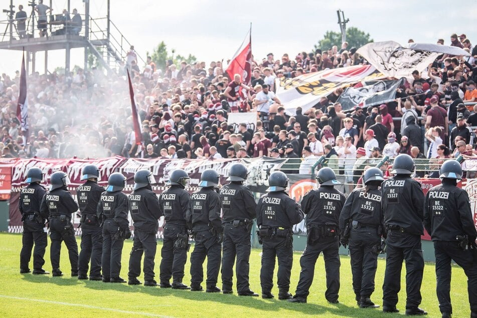 Berlində futbol matçı zamanı 155 polis yaralandı - VİDEO