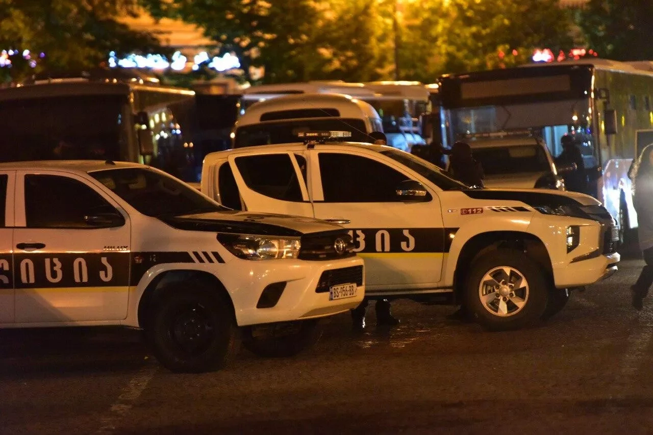 Tbilisinin mərkəzi meydanında polislə etirazçılar arasında qarşıdurma yaşanır - VİDEO