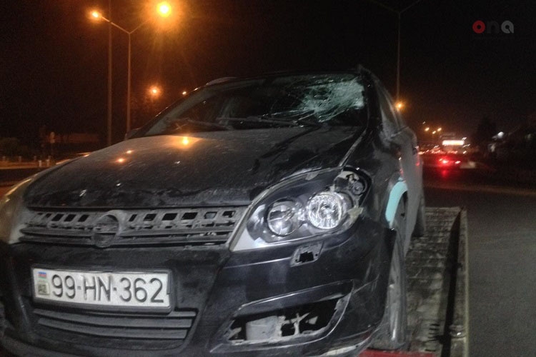 Bakıda DƏHŞƏT: Sürücü avtomobili piyadalara çırpdı