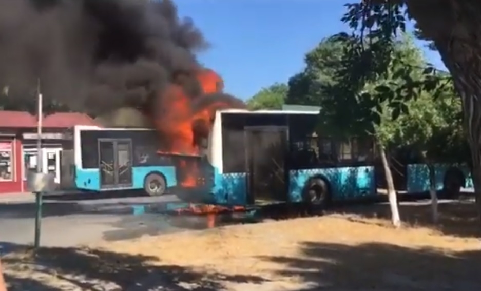 Sumqayıtda avtobus bir anda od tutub yandı - VİDEO