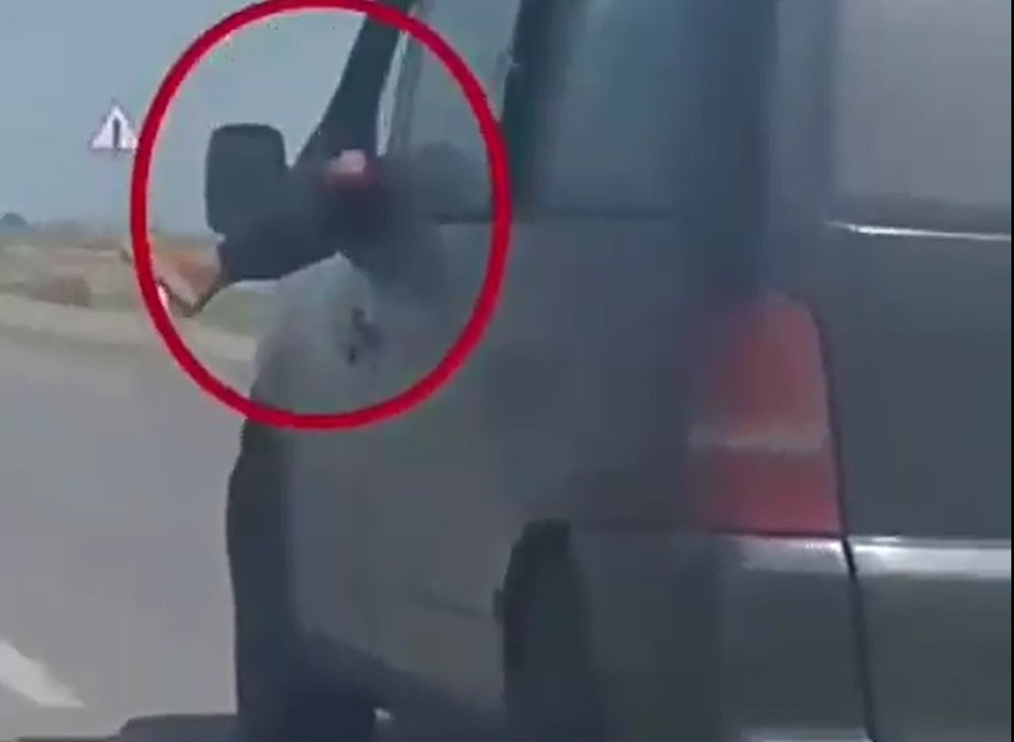 Ayağını pəncərədən çıxaran sürücünün vəsiqəsi əlindən alındı - VİDEO