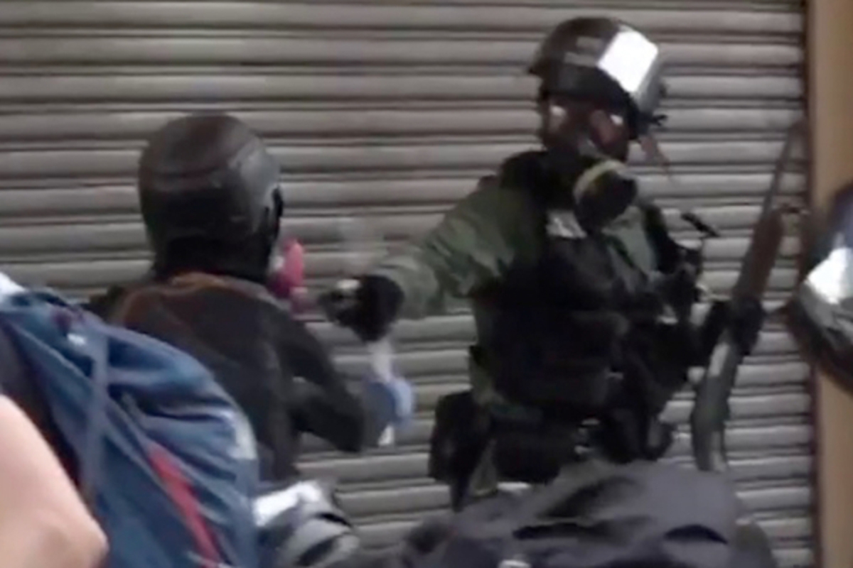 Honkonqda polis nümayişçini belə güllələdi - VİDEO
