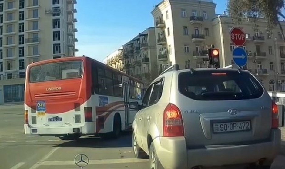 Bakıda avtobus sürücüsü əks istiqamətdə qırmızı işıqdan keçdi - VİDEO