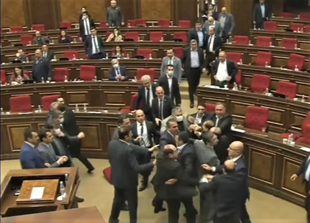 Ermənistan parlamentində deputatlar arasında kütləvi dava düşdü - VİDEO