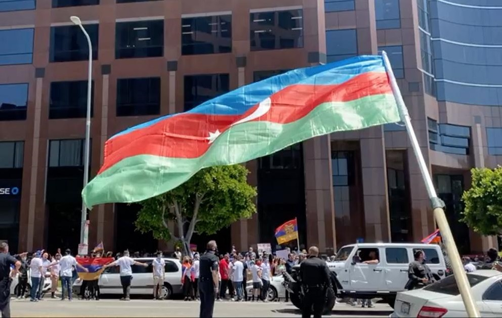 Londondakı davanın əsas səbəbi: Bayrağımıza tüpürən erməniyə verilən CAVAB - VİDEO