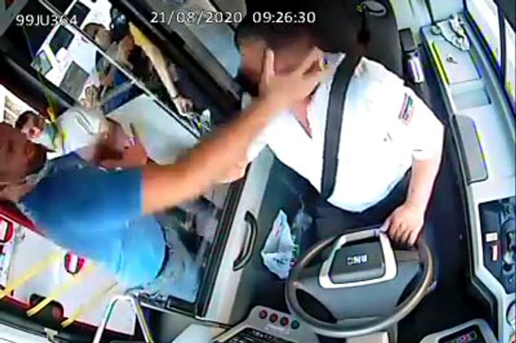 Bakıda sərnişin maska taxmağı tələb edən sürücünü vurub - VİDEO