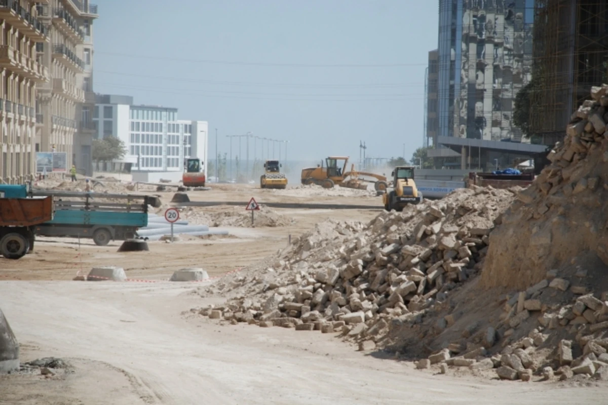 Bakı Ağ Şəhərdə yenidənqurma belə gedir (FOTO)