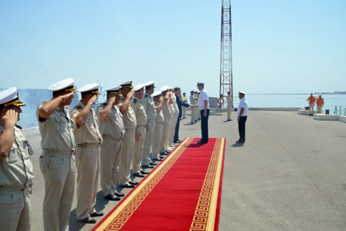 Rus hərbi gəmiləri Bakı sahillərini tərk etdi (FOTO)