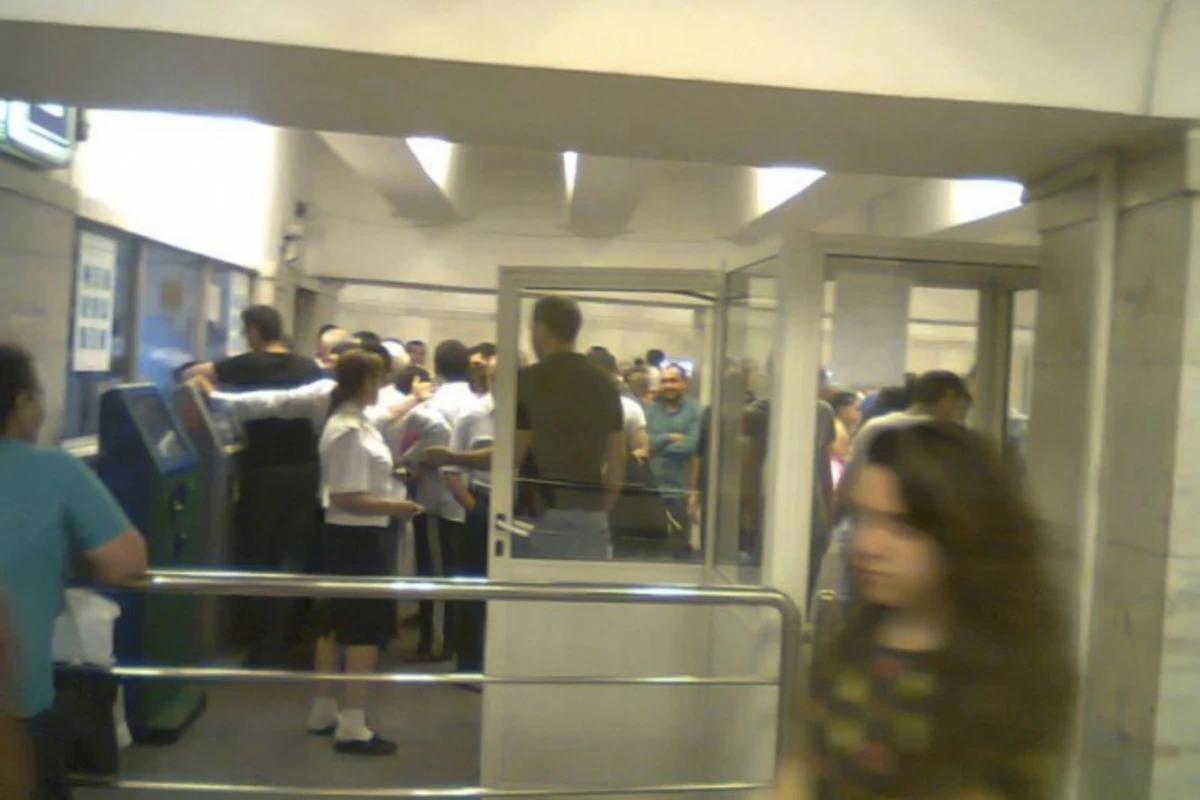 Bakı metrosunda sərnişinlər etiraz edir