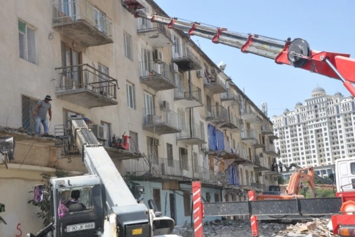 Bakıda artırma balkonların hamısı söküləcək (RƏSMİ)