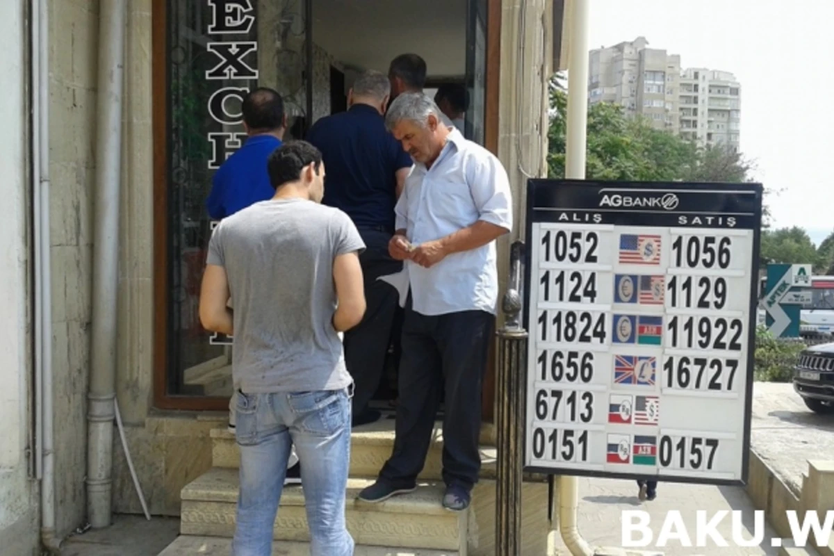 Paytaxtda dollar həyəcanı, valyutadəyişmə məntəqələri bağlandı (FOTOREPORTAJ)