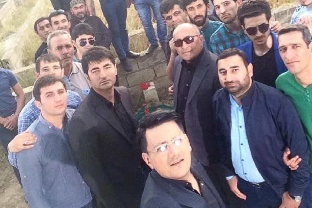 Sərxan Kərəmoğlu qəbirstanlıqda selfi qalmaqalından danışdı (FOTO)