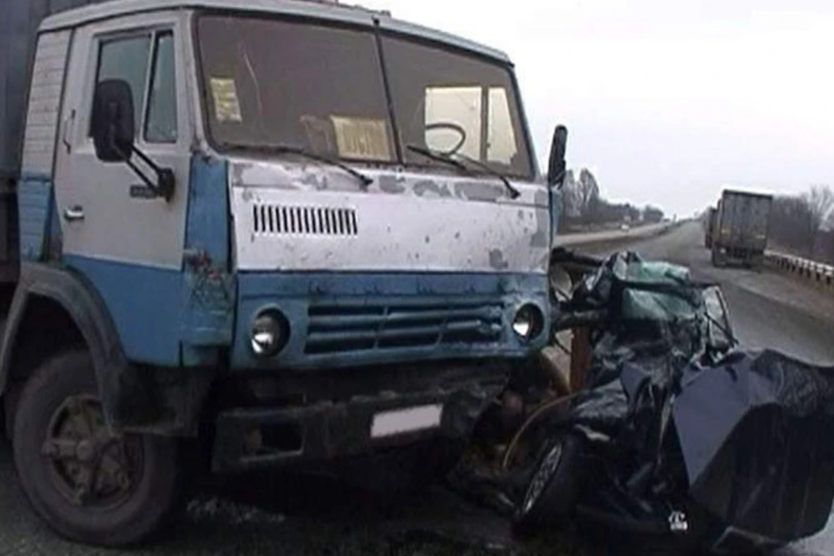 “KAMAZ”la  “Mercedes” toqquşdu: 2 nəfər öldü