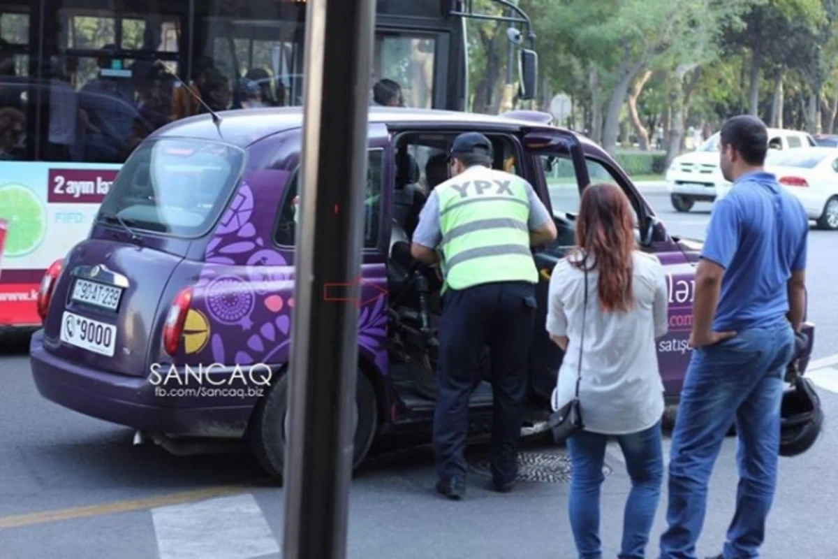 Bakıda qeyri-adi hadisə: yol polisi motosikleti taksiyə mindirir (FOTO)