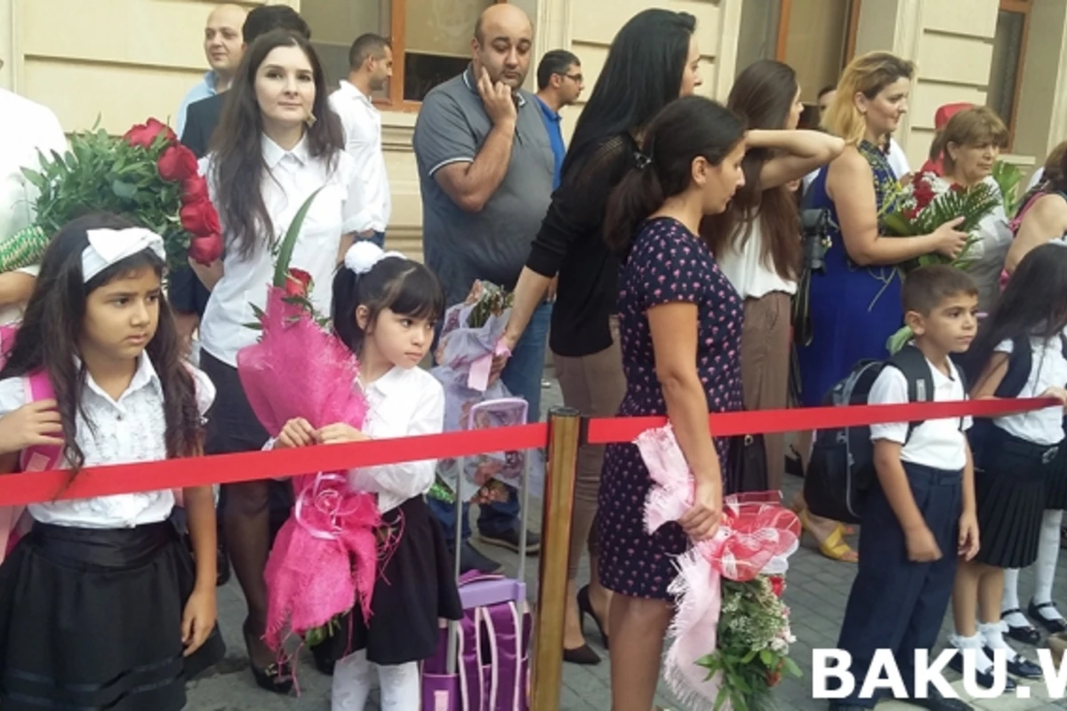 Bakı məktəblərində Bilik Gününü belə qeyd edirlər (FOTOREPORTAJ)