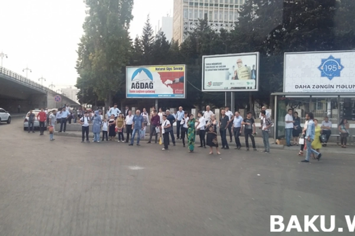 Bakıda insanlar küçələrdə qaldı (FOTOREPORTAJ)