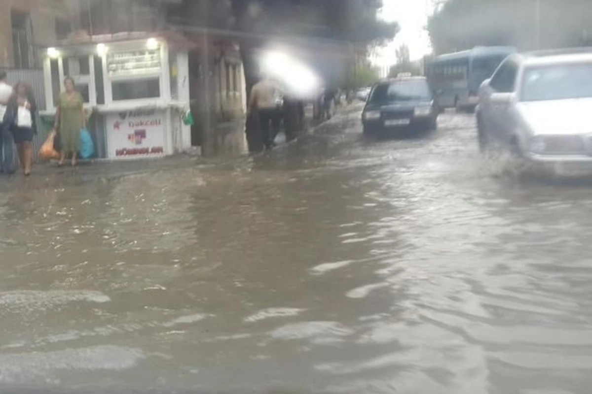 Bakı yolları Venesiya küçələrinə döndü (FOTO)