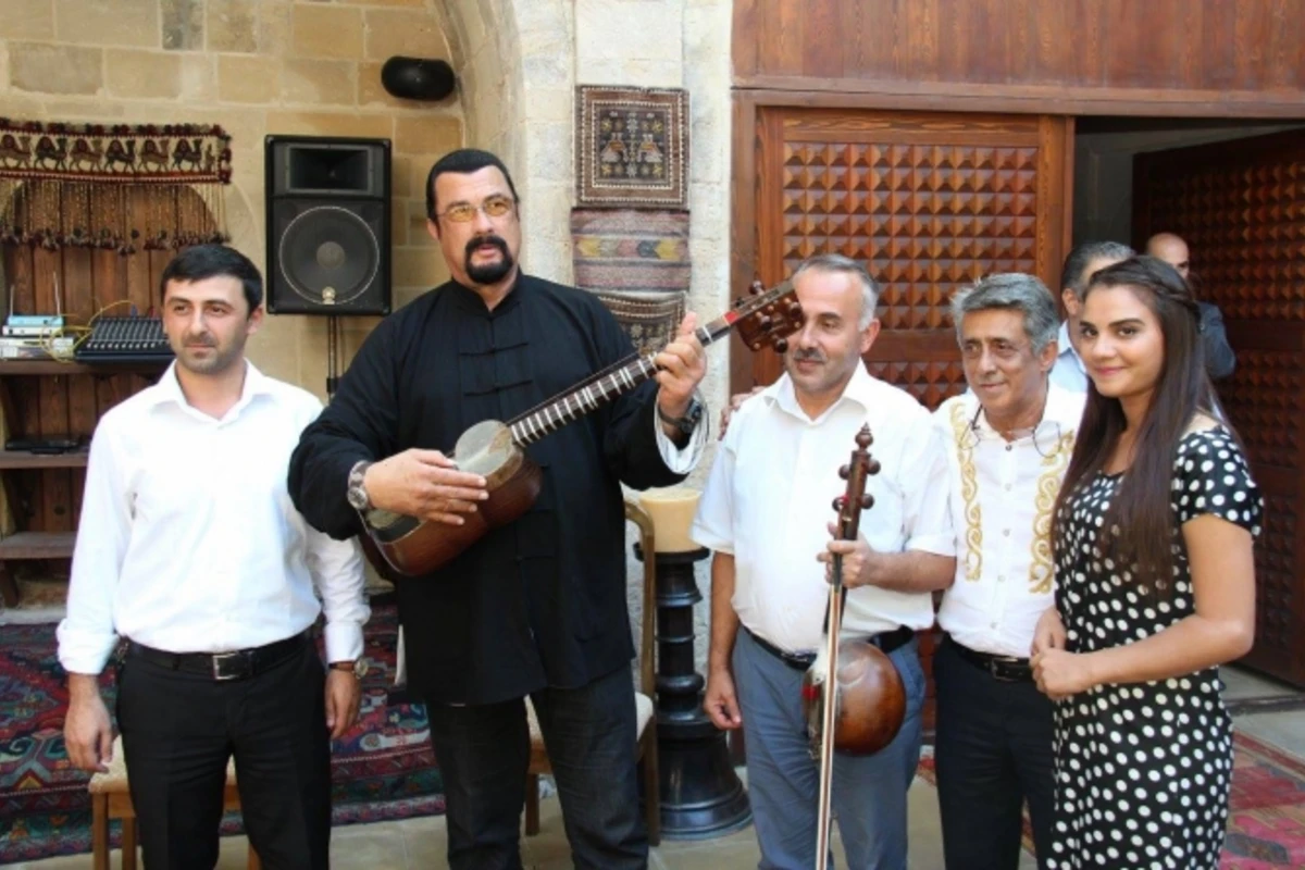 Stiven Siqal Bakıda tar çaldı (FOTO)