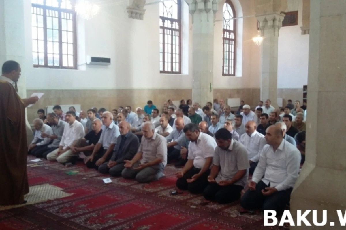 Bakı məscidlərində Bayram namazı qılındı (FOTO, VİDEO)