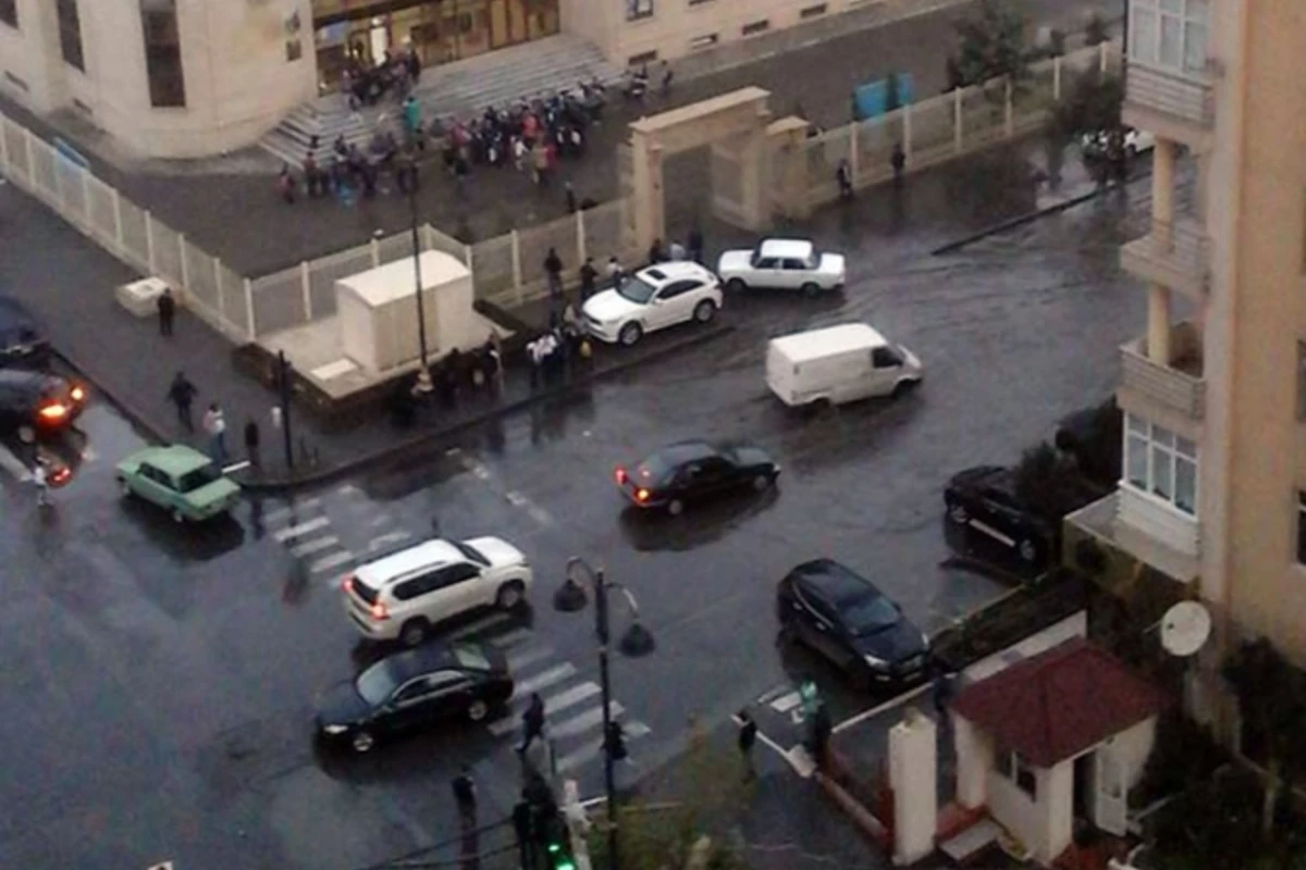 Yağış Bakını nəhəng gölə çevirdi (FOTO)