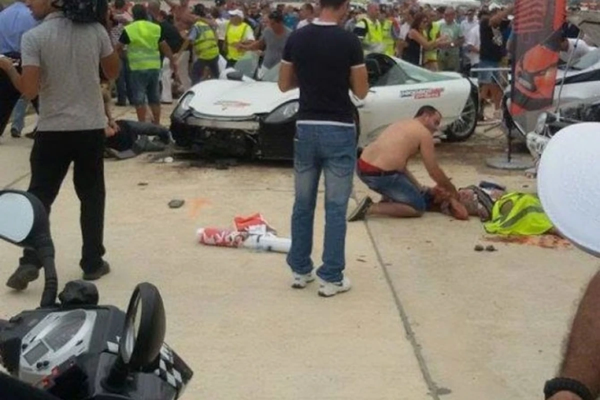 “Porsche”yoldan çıxaraq tamaşaçılara çırpıldı (FOTO, VİDEO)