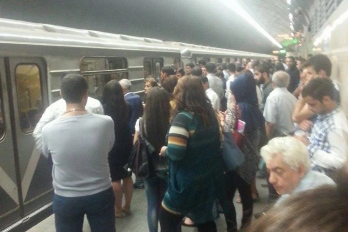 Bakı metrosunda problem yaşandı (FOTO)