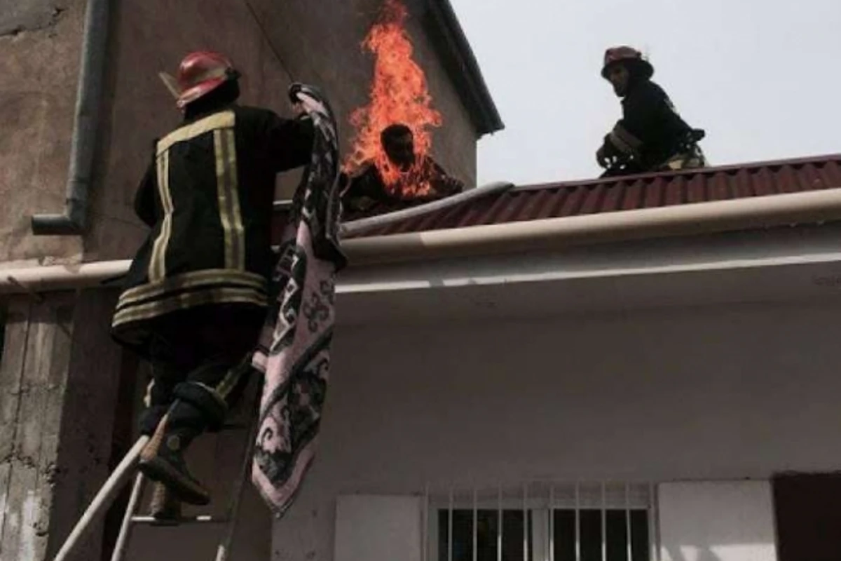 Bakıda 27 yaşlı kişi özünü yandırdı (FOTO, VİDEO)