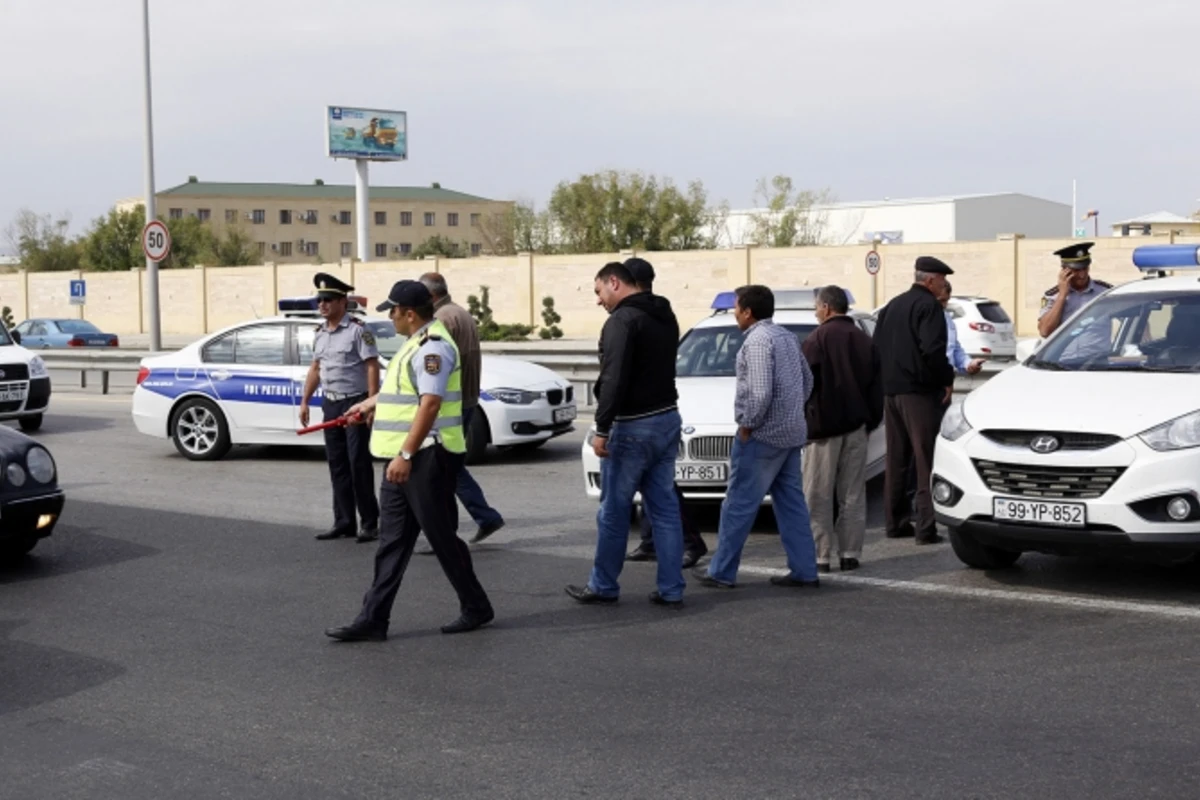 Rayondan Bakıya gələnlər ayağa qalxdı: yol polisinə hücum (FOTO)