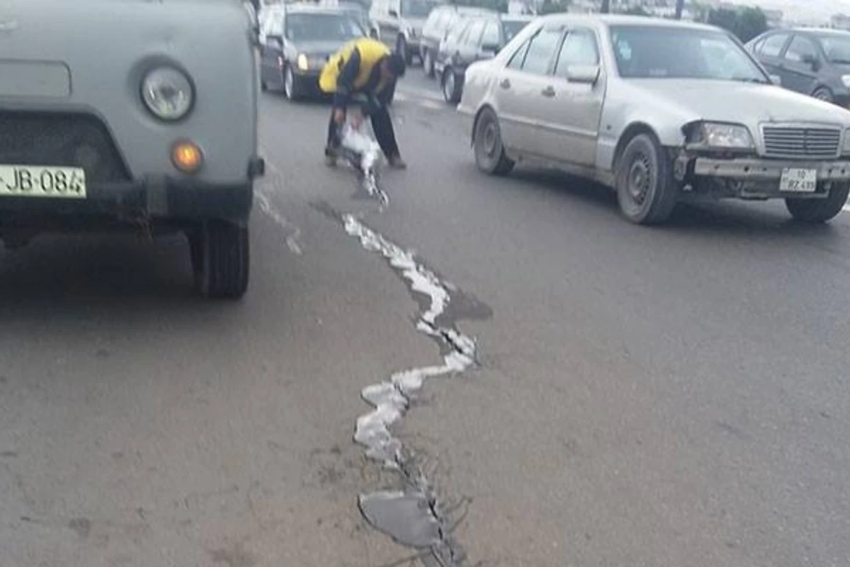 Bakı-Sumqayıt yolu parçalandı (FOTO)