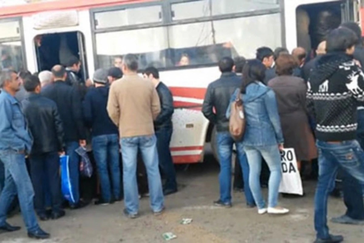 Bakının köhnə avtobusları yeni kart sisteminə keçir