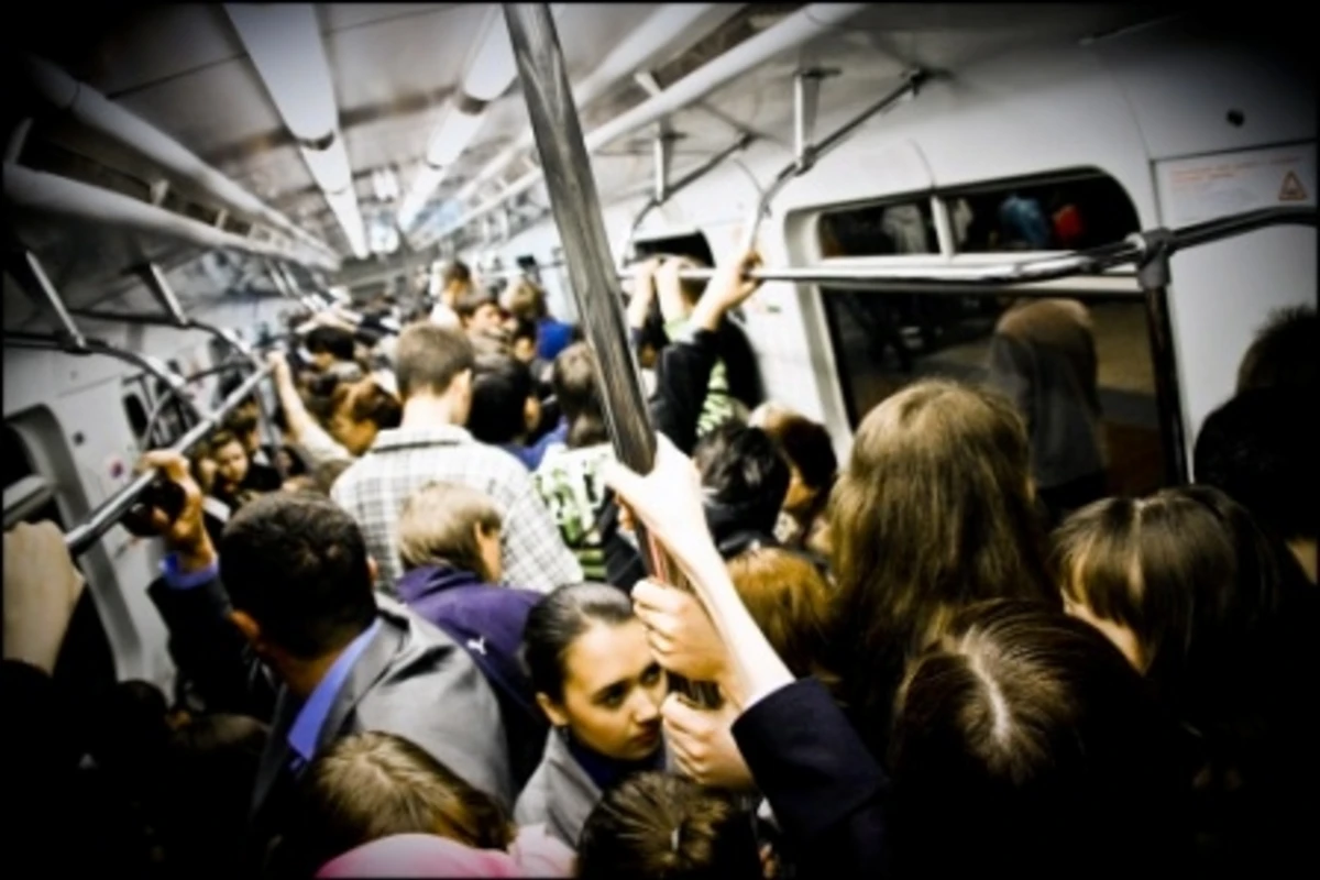 Bakı metrosunda yeni kampaniya: Qadınlar arxa vaqonlara minsin