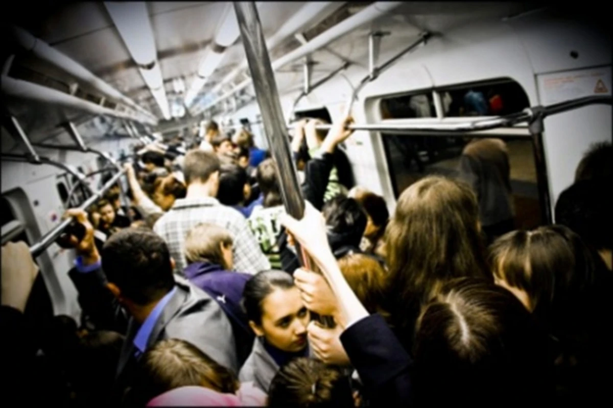 Bakı metrosunda bıçaqlanma