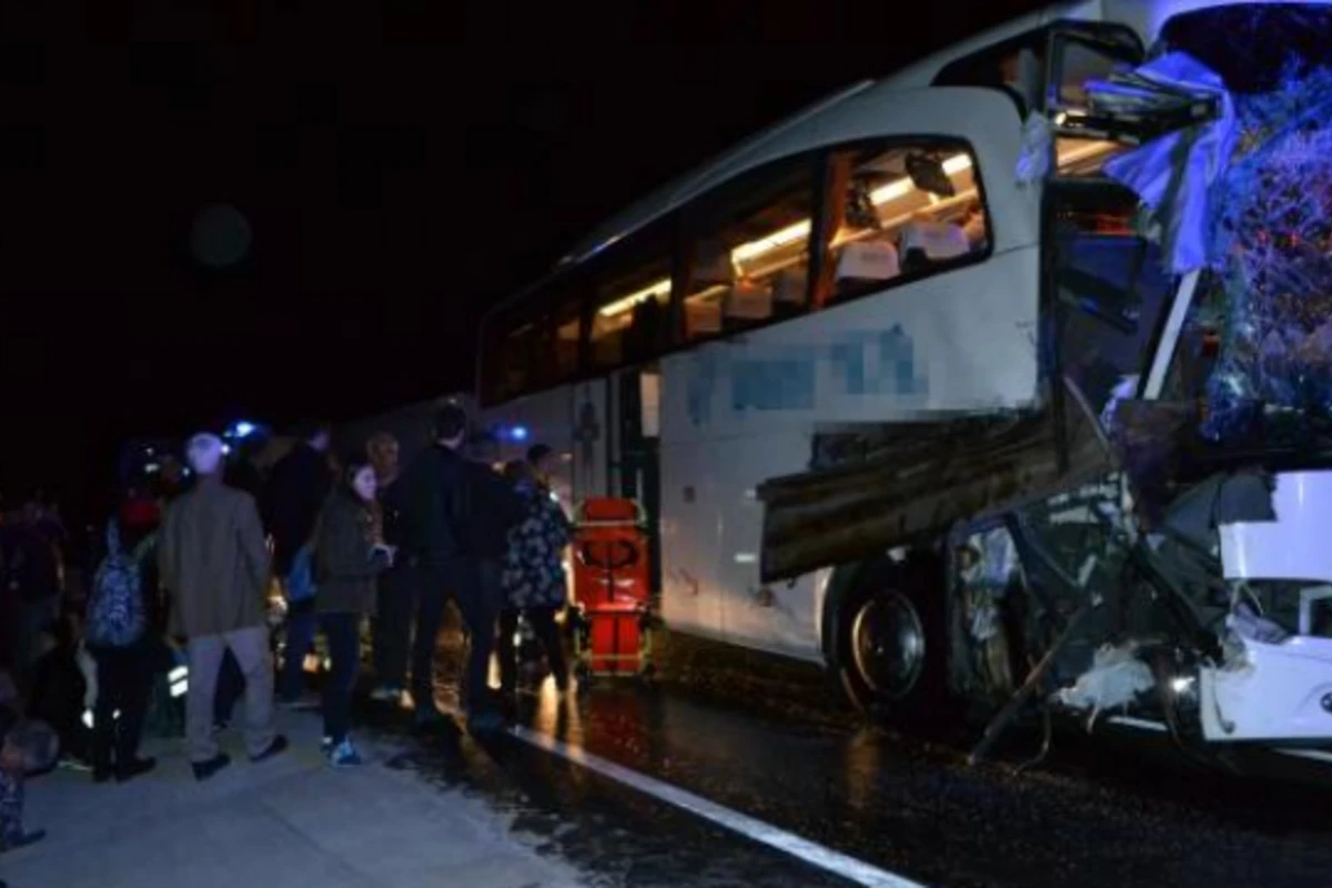 Türkiyədə azərbaycanlının olduğu avtobus TIR-la toqquşdu (FOTO)