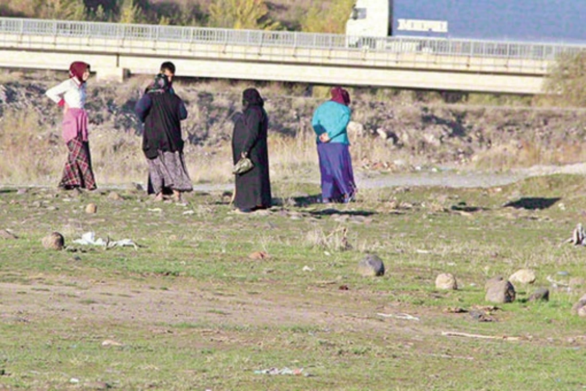 Kəndə daş yağdı, sakinlər zəngin oldu (FOTO)