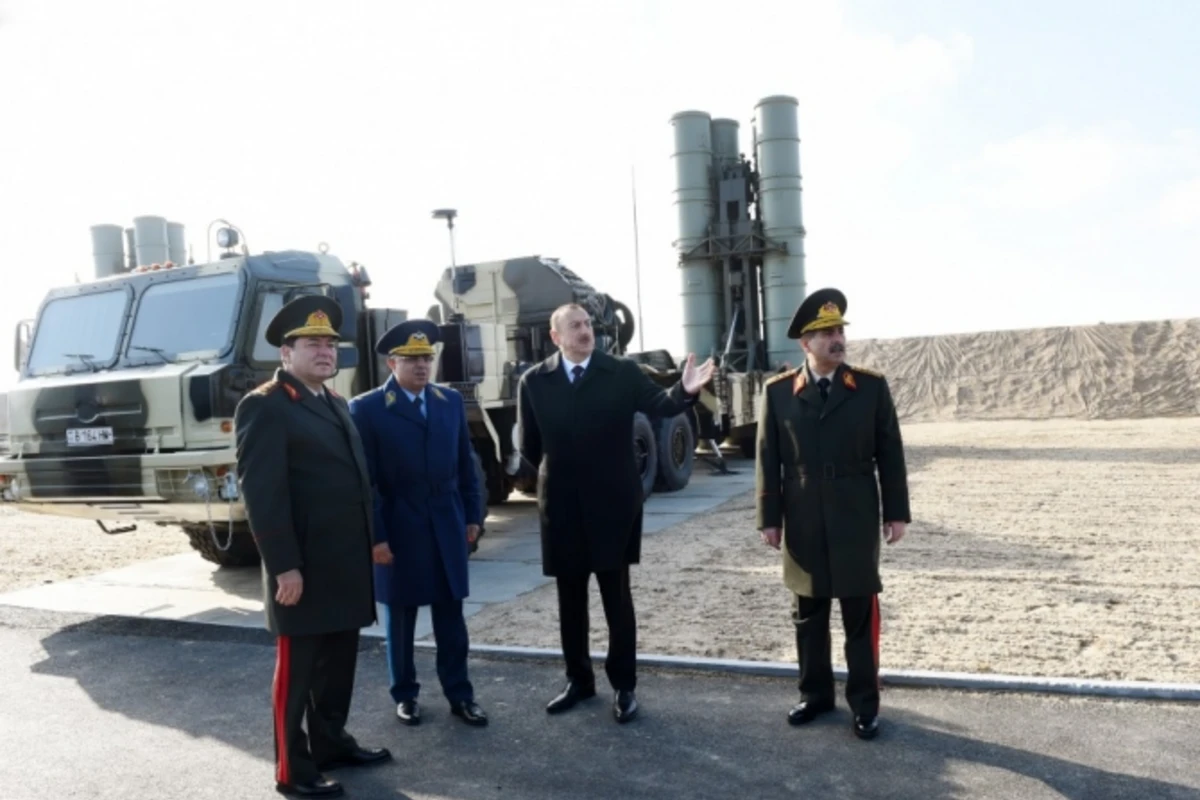 İlham Əliyev S-300 raketlərinə baxış keçirdi (FOTO)