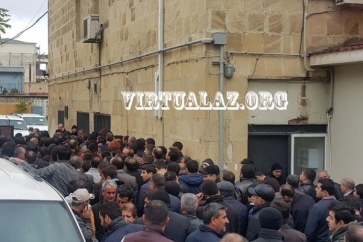 Bakıda 500 manatlıq avtomobil hərracında böyük izdiham yaşandı (FOTO)