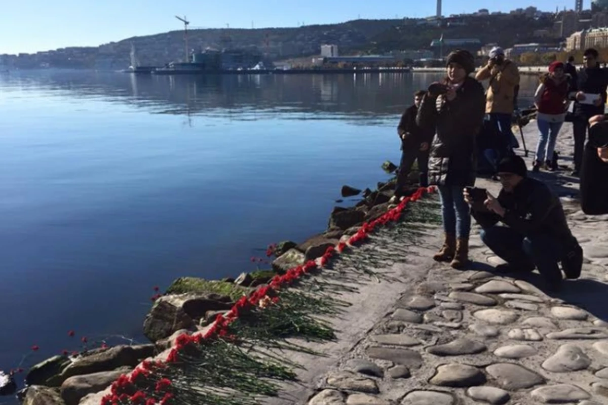 Neftçilərin xatirəsinə Xəzərə qərənfillər buraxıldı (FOTO)