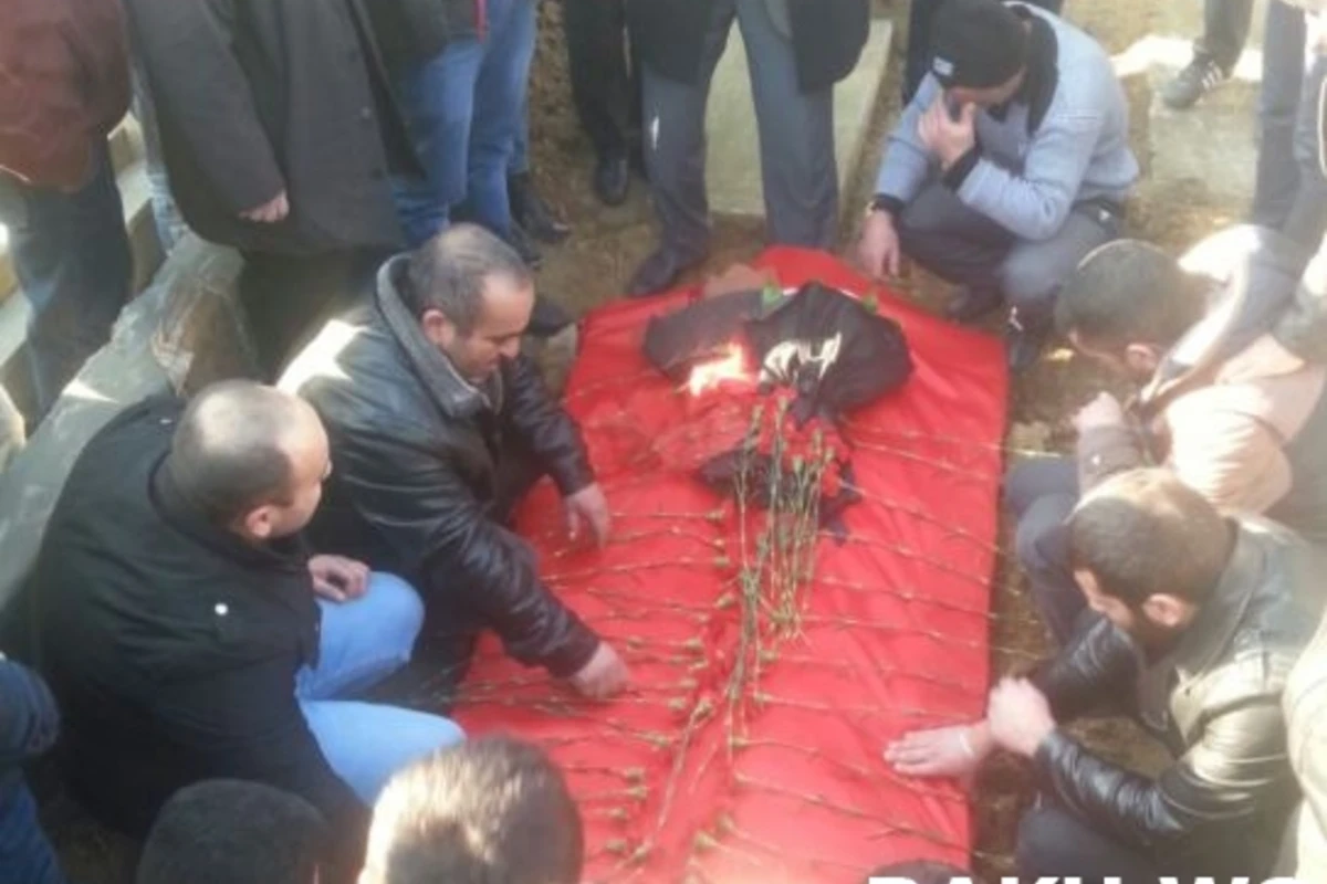 Yeni doğulan körpəsinin 40-ı çıxmadan dünyadan köçən neftçi dəfn olundu (FOTO)