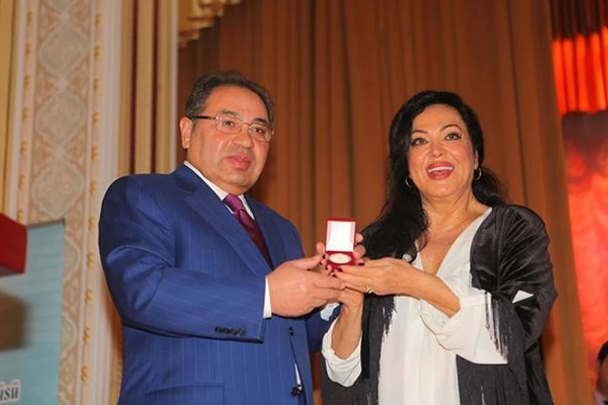 Abel Məhərrəmov Türkan Şoraya qızıl medal verdi (FOTO)