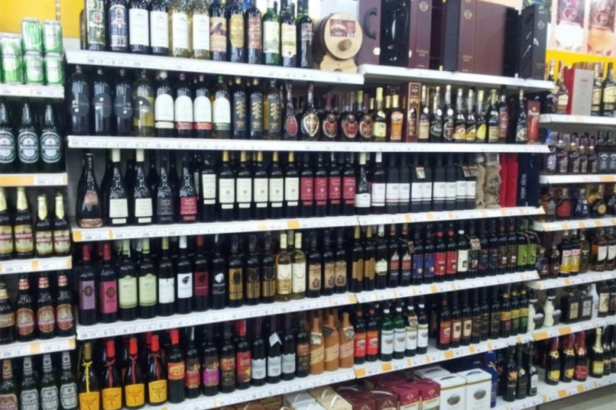 Azərbaycanda 50 manatdan baha nağd alkoqollu içki alanlar cərimələnəcək