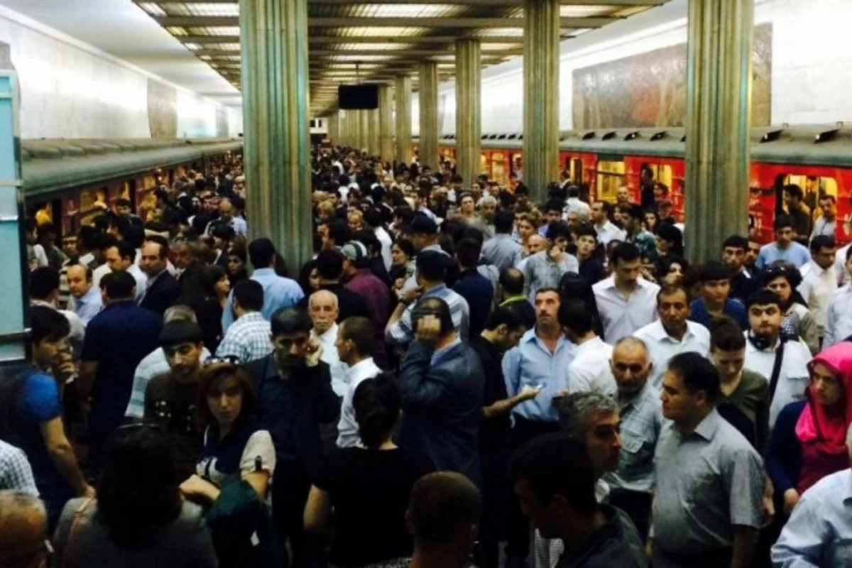 Bakı metrosunda sərnişin polisi döydü