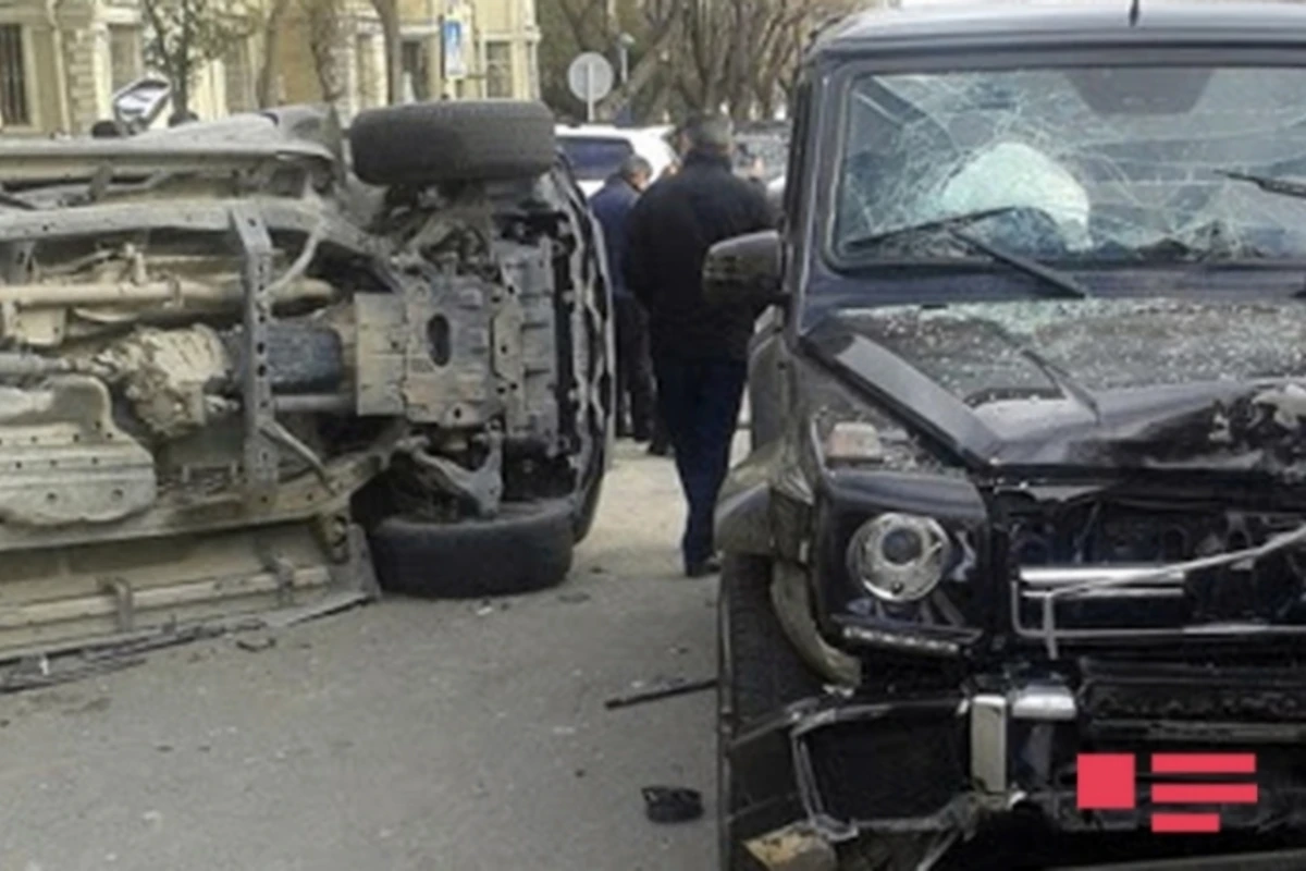 Bakının mərkəzində Galenwagen” Pradonu aşırdı (FOTO)