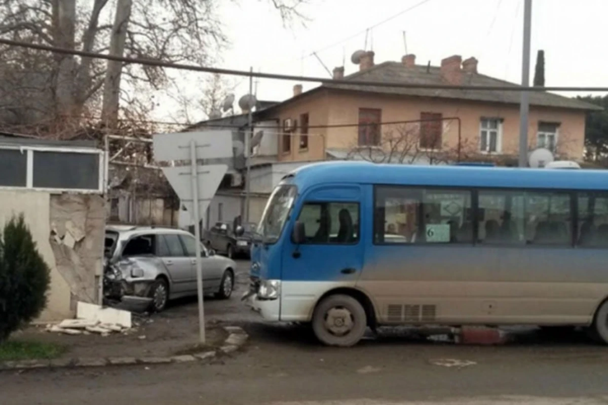 Sərnişin avtobusu qəzaya uğradı: yaralılar var (FOTO)