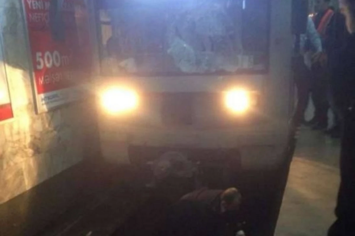 Metroda özünü qatarın altına atan gəncin iş problemi olub