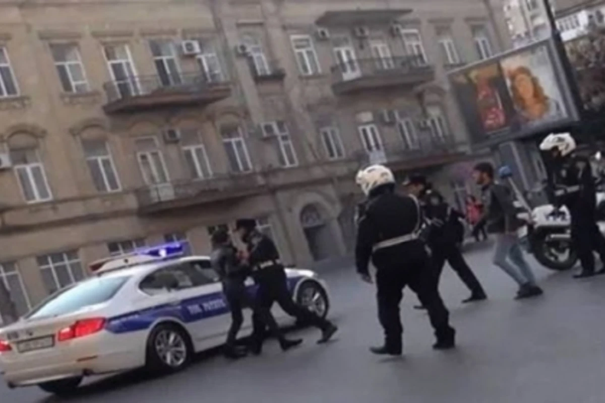 Bakıda yol polisi sürücünü söydü, dava düşdü (VİDEO)