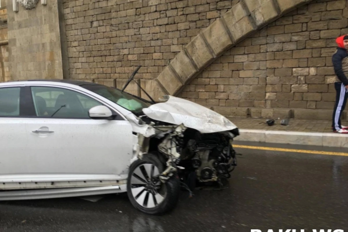 Bakıda yüksək sürət qəzaya səbəb oldu: Kia körpüyə çırpıldı (FOTO)