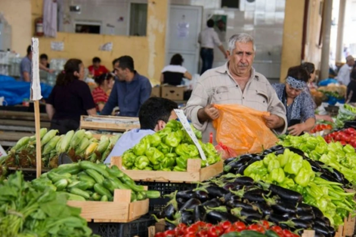 Yaşıl bazarda satıcılara evdən yemək gətirmək qadağan olundu